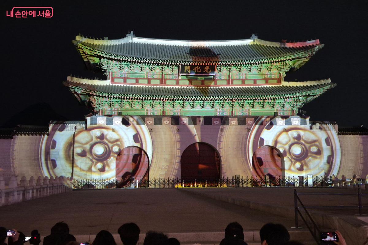 더 퍼스트 게이트 (THE FIRST GATE)는 미디어 아트와 상업영상의 경계를 넘나들며 예술과 기술의 접점을 탐구하는 영상을 선보였다. &copy;이혜숙