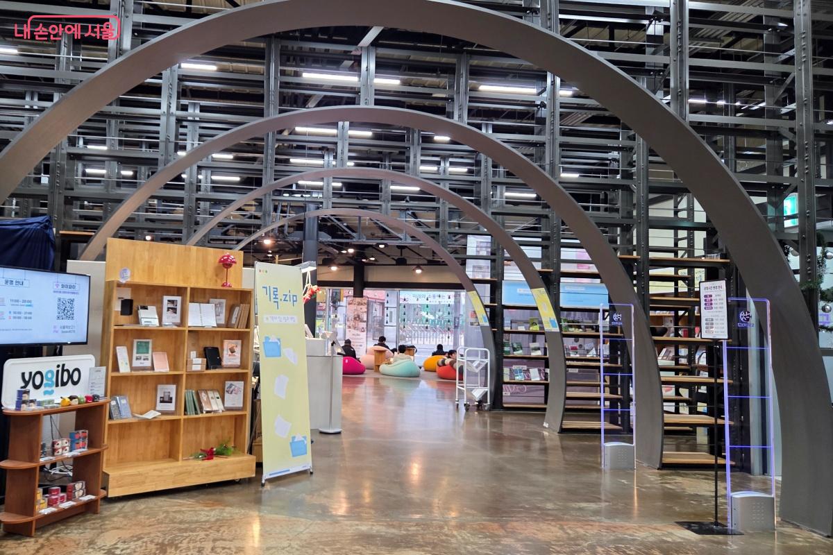 입구 오른쪽에 있는 '카페 느긋 & 라운지'를 편하게 이용할 수 있었다. &copy;김미선