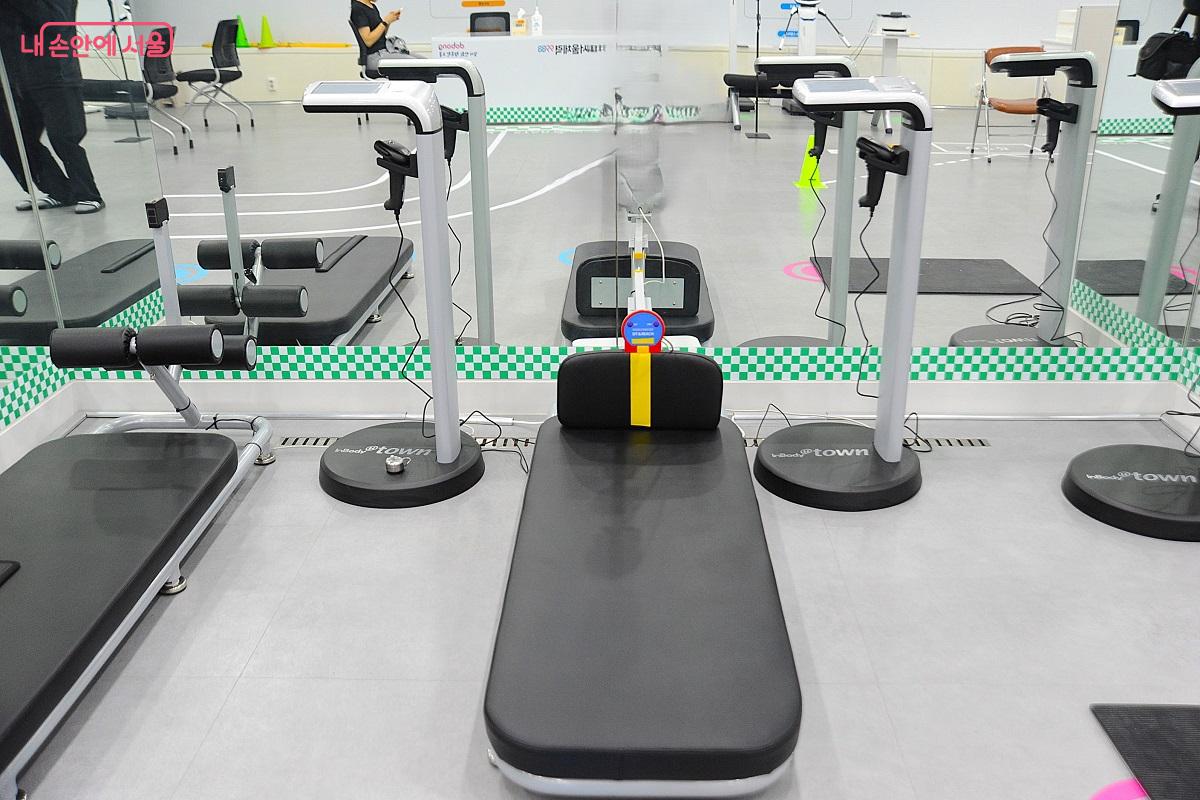 ‘앉아윗몸앞으로굽히기(공통)’ 측정 기구 ©조수봉