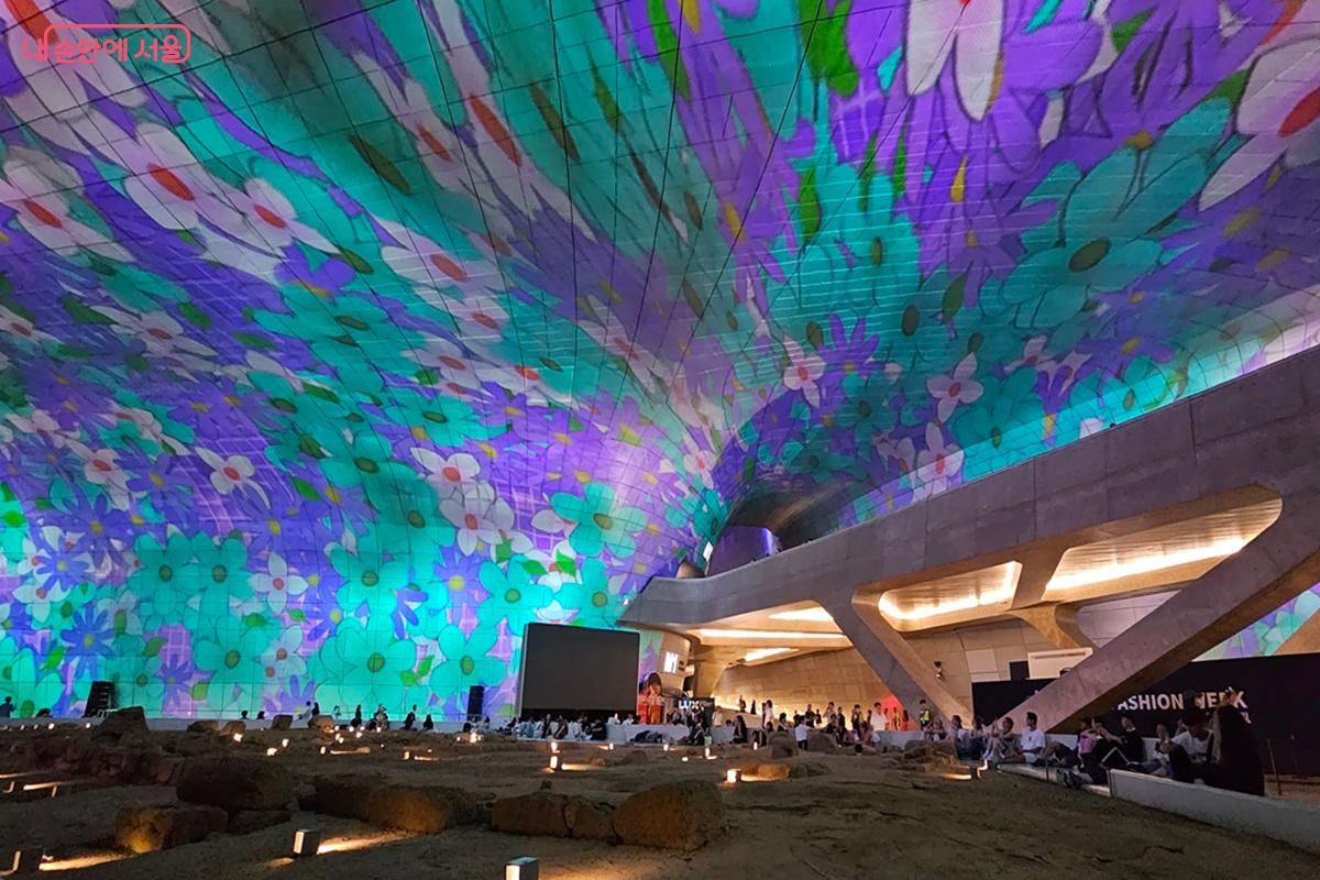 DDP 외부 벽면에서 펼쳐지는 미디어아트(2023년 사진) &copy;권연주