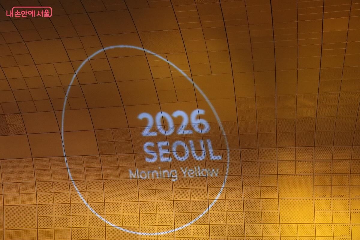 DDP 222m 전면 외벽을 스크린 삼아 &lsquo;2026 서울색 스카이 라이트&rsquo;를 선보였다. &copy;조수연