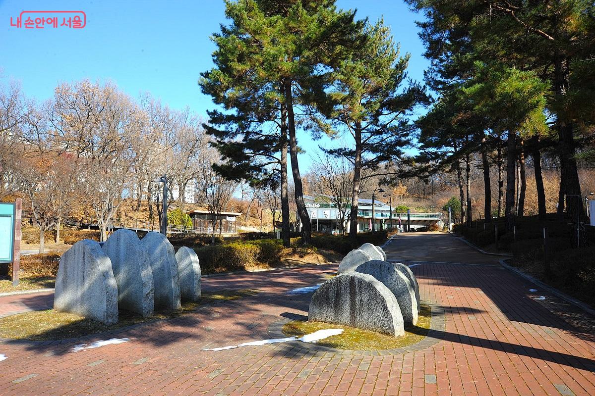 서울둘레길을 걷다 보면 중랑캠핑숲도 둘러볼 수 있다. &copy;조수봉