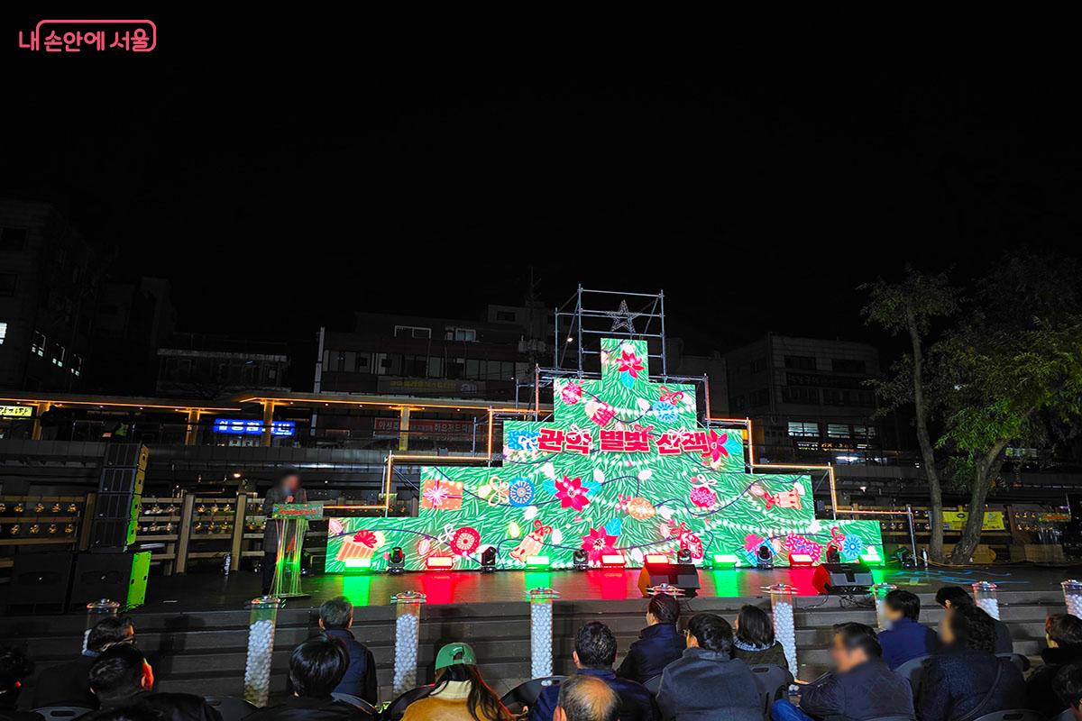 크리스마스 트리로 만든 개막식 전광판 ©이정민