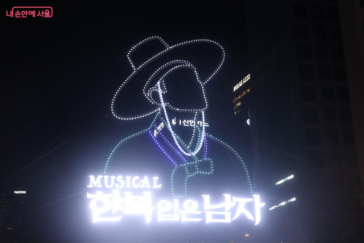 광통교와 세월교 구간에 설치된 뮤지컬 <한복 입은 남자>의 조형물 &copy;조송연