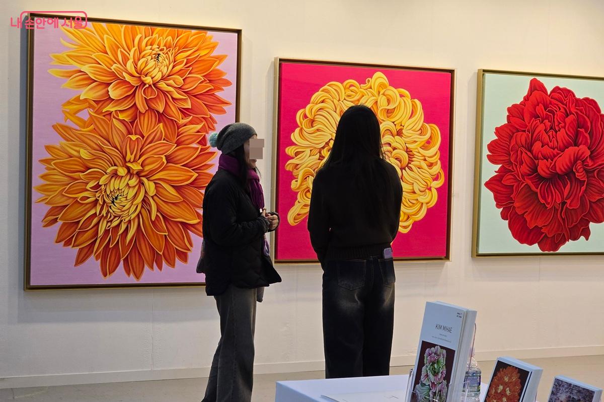 외국인이 작품에 대해 이야기 나누고 있다. ©조성희