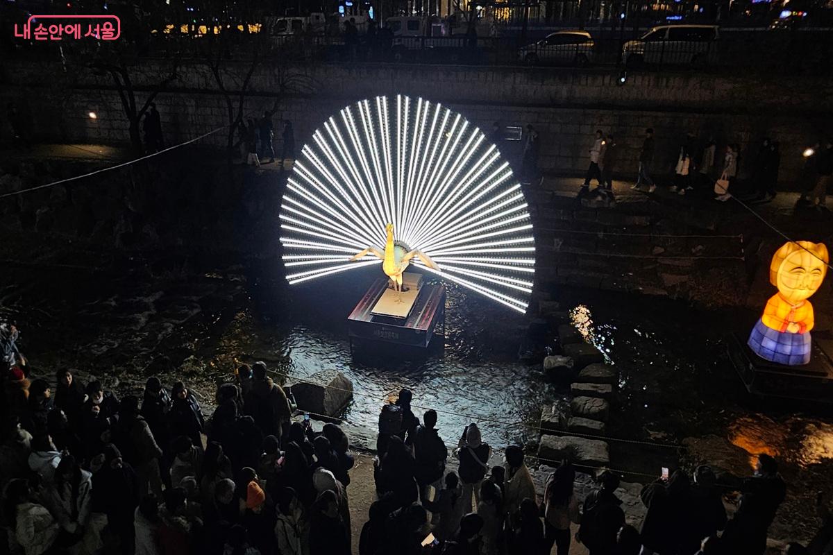 날개짓하며 불까지 뿜는 백조가 인기만점이다. &copy;권연주