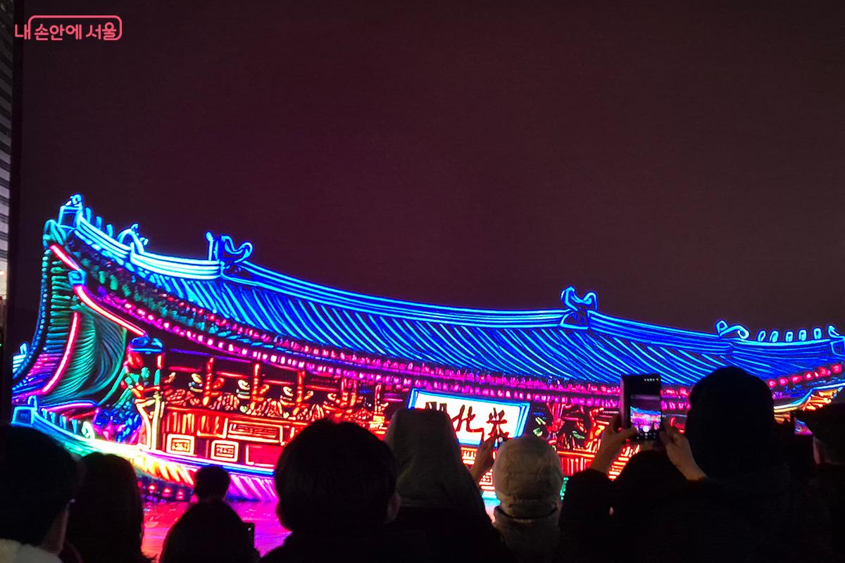 LED 미디어 스크린인 &lsquo;세종 파빌리온&rsquo;은 국내외 초청 작가 6명과 국제공모를 통해 선정된 5명의 공모 작가 작품을 전시한다. &copy;백승훈