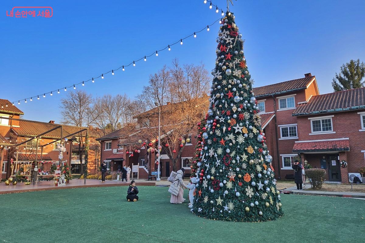 크리스마스 빌리지는 단지 안 깊숙이 ‘파빌리온’에 조성돼 있었다. ©이선미