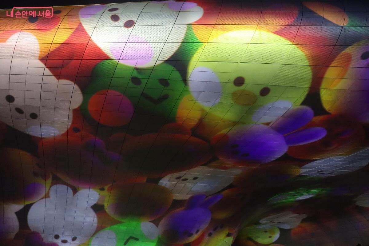 국내외 인기 캐릭터들과 협업한 미디어파사드 작품 &copy;조수연