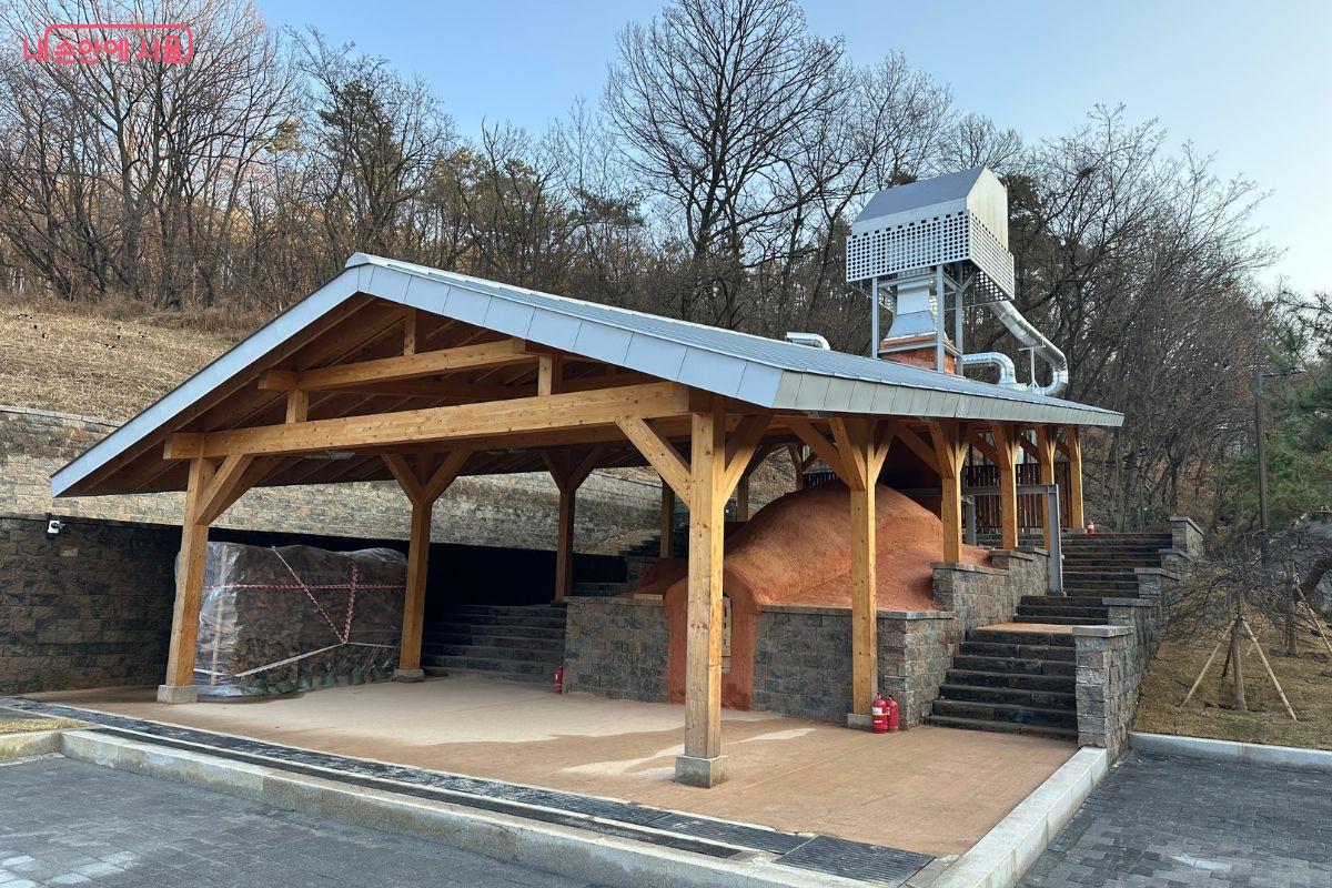 서울에서 유일하게 실제로 불을 지펴 옹기를 구울 수 있는 전통 가마가 설치돼 있다. ©김재형