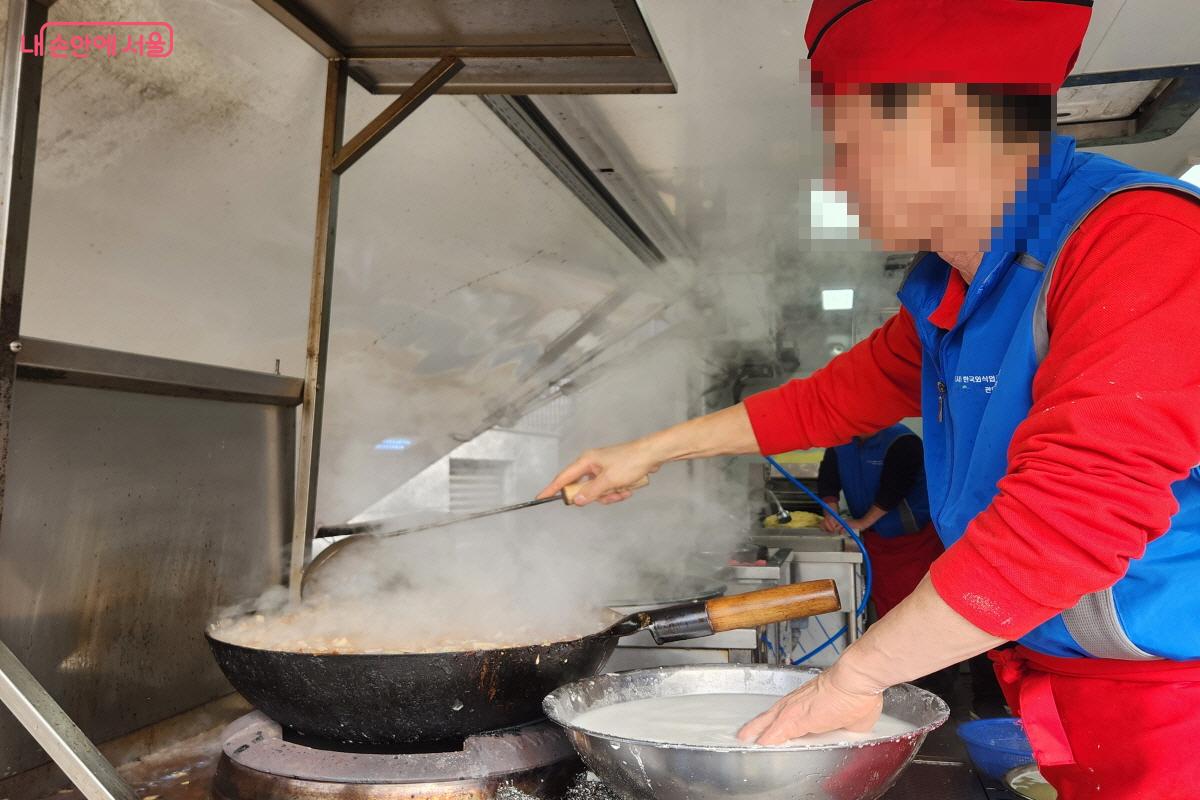 푸드트럭은 중식당 주방을 그대로 옮겨온 듯했다. 짜장소소를 볶는 봉사자 &copy;윤혜숙