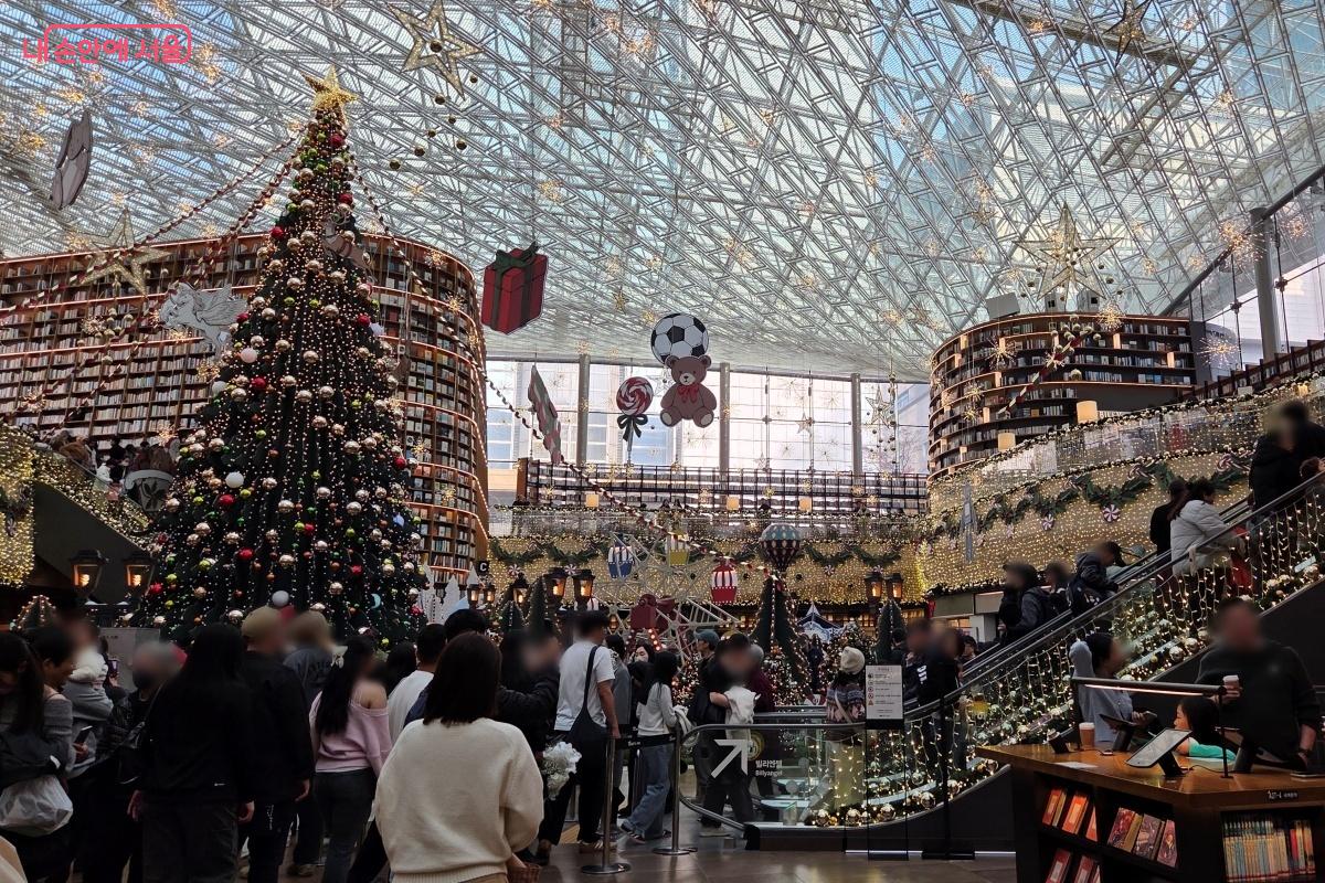 실내 열린 도서관은 누구나 편하게 이용할 수 있다. &copy;김미선