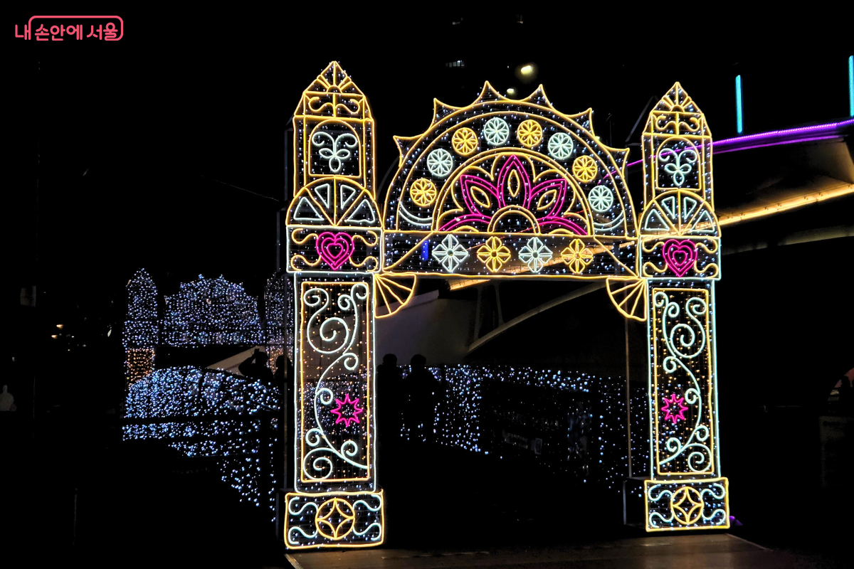 하트와 연꽃 문양으로 정교하게 장식된 루미나리에 브리지게이트 &copy;양정화