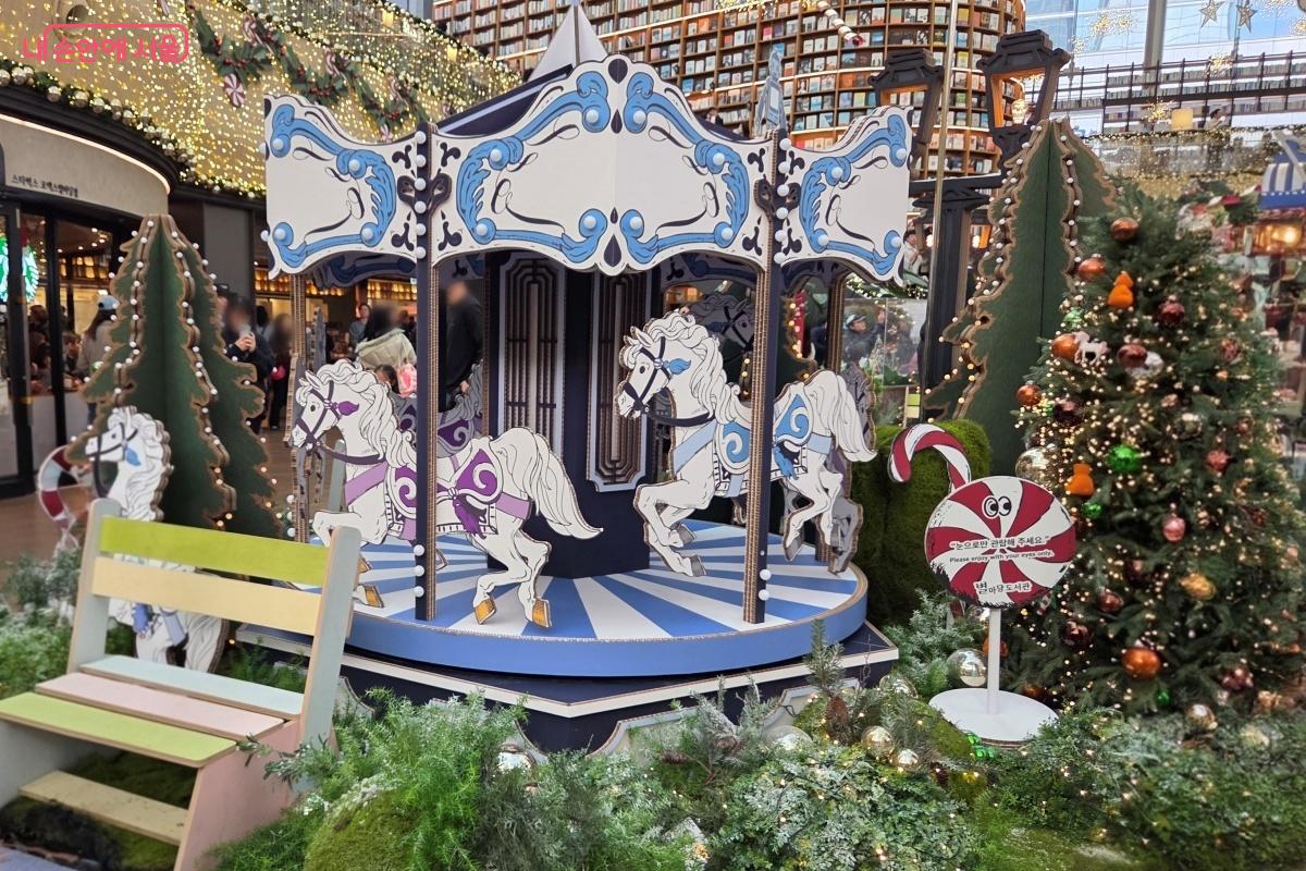 돌아가는 회전목마 앞에는 포토존을 마련했다. &copy;김미선