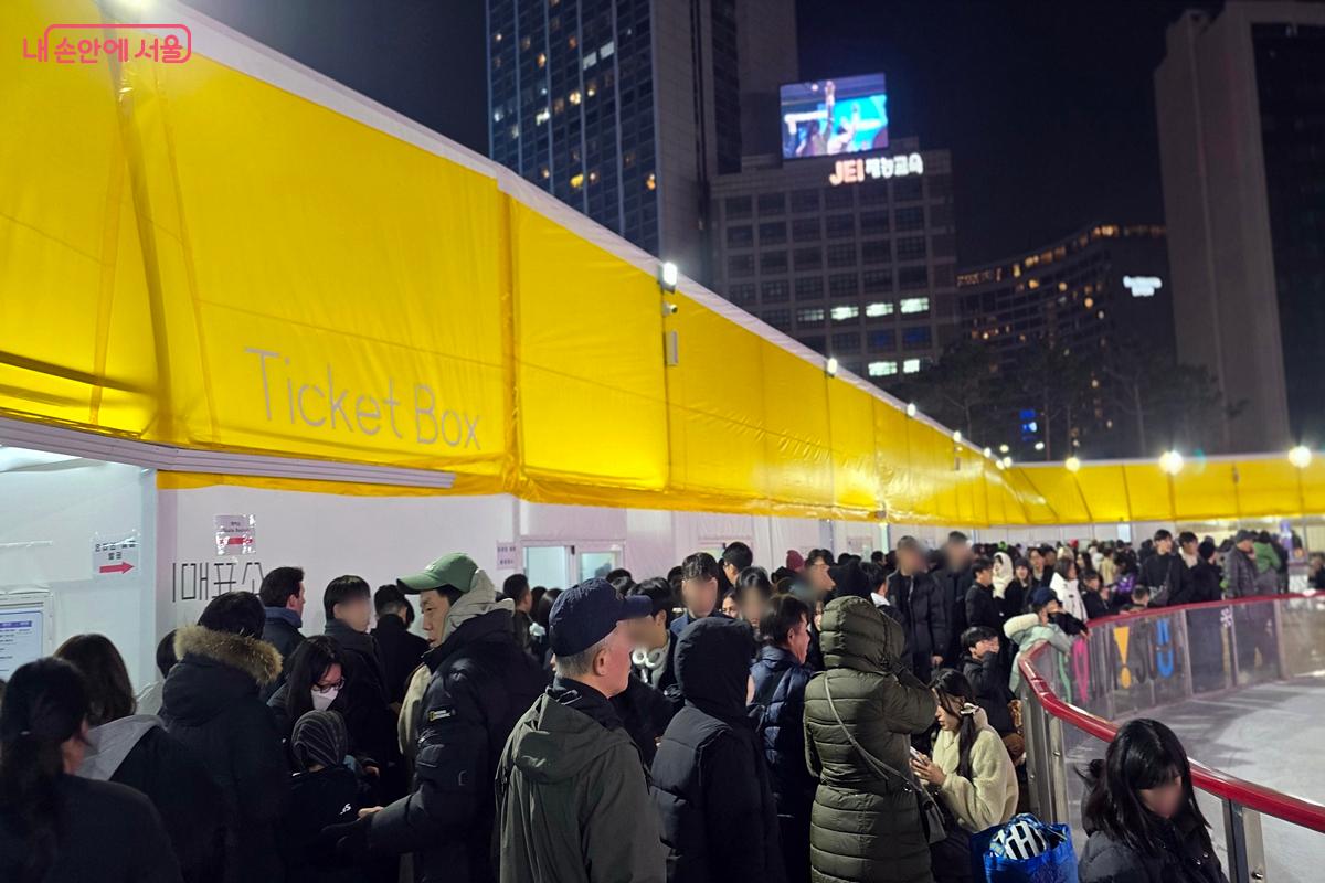 주말이라 더 많은 인파로 가득했다. &copy;김윤경