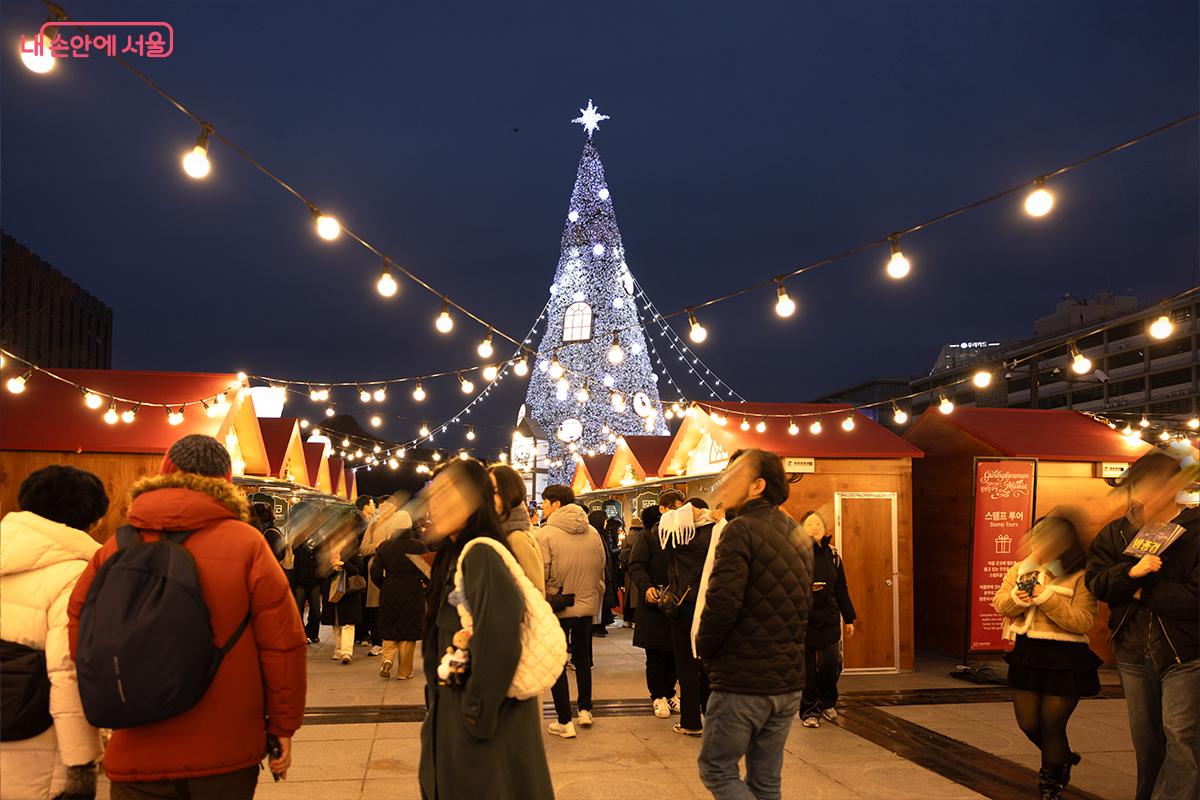 조명으로 빛나는 겨울 야간 축제 거리ⓒ장신자