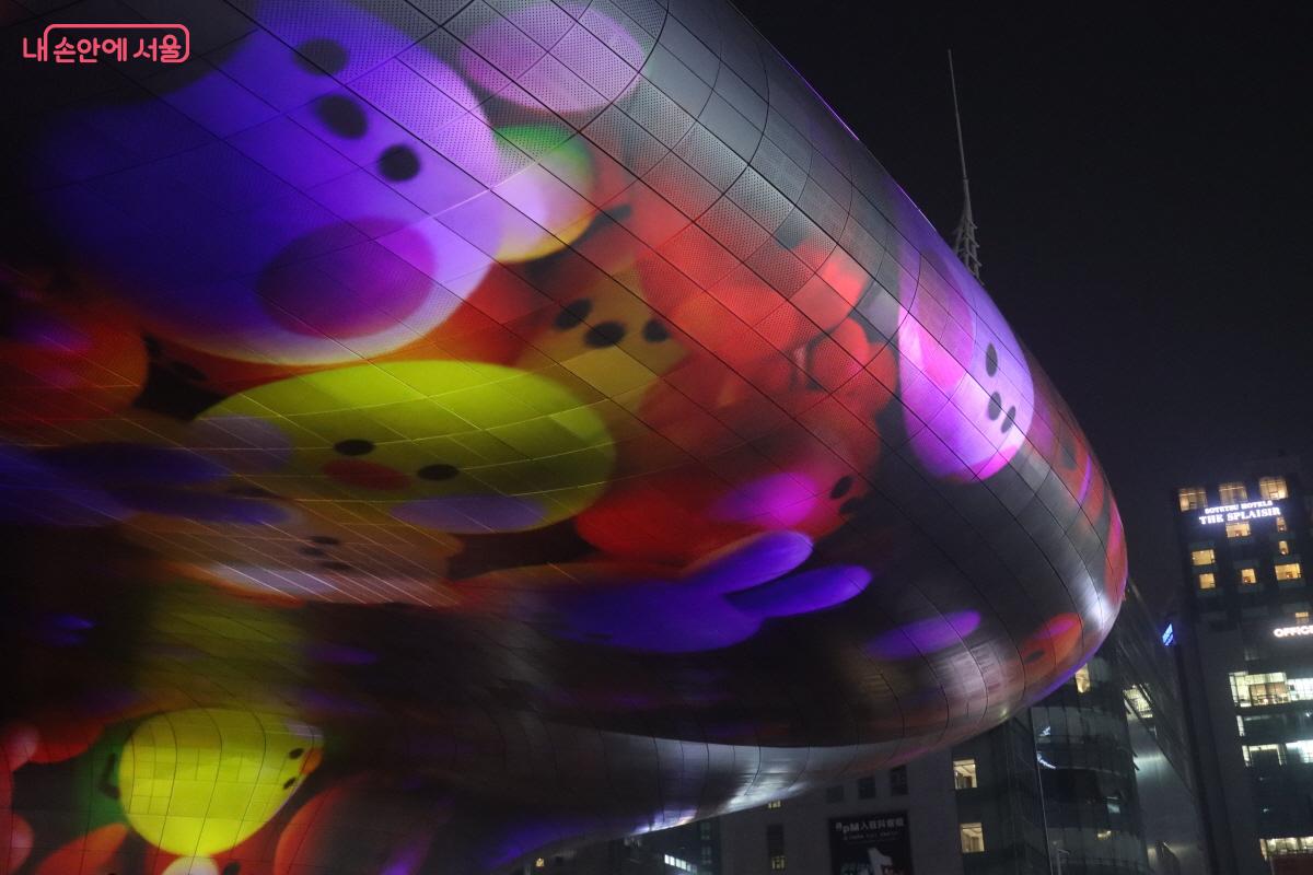 DDP 외벽에 인기 캐릭터들이 등장했다. &copy;조수연