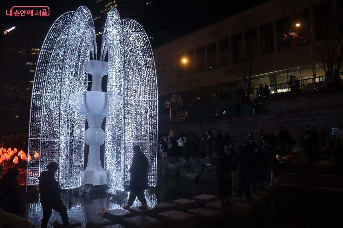 거대한 분수를 형상화한 작품 &copy;조송연