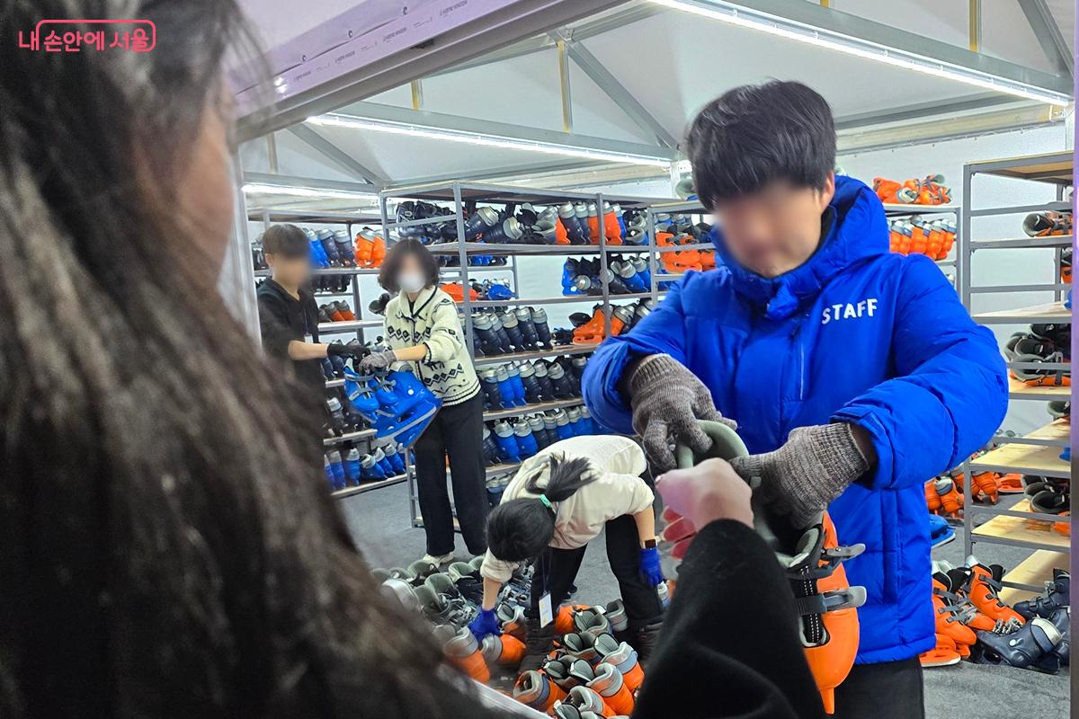 사이즈에 맞는 스케이트화를 대여하고 있다. &copy;김윤경