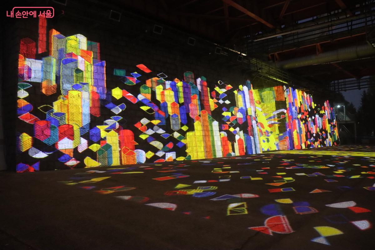 한강대교 하부 전체가 거대한 캔버스처럼 보인다. ©조수연