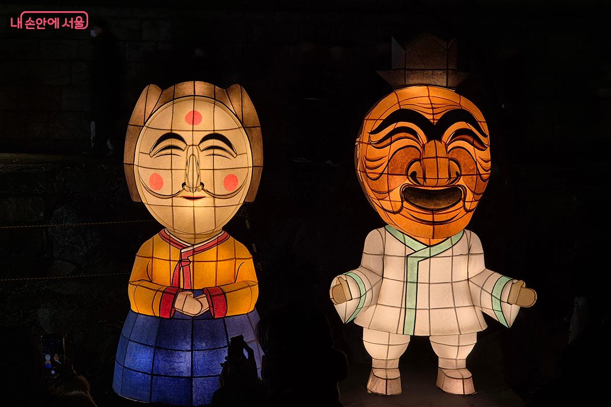 익살스러운 표정을 짓고 있는 안동 하회탈과 각시탈의 모습 &copy;이혜숙