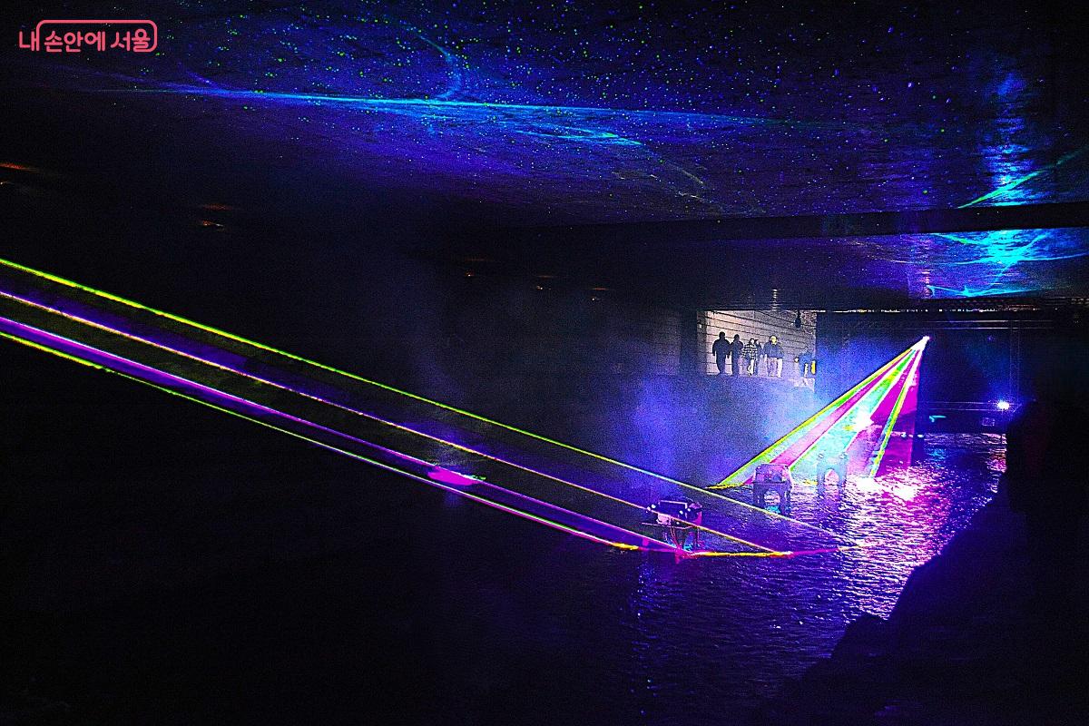 삼일교 하부를 수놓은 프로젝션과 레이저 연출 작품인 &lsquo;빛의 오로라&rsquo; &copy;조수봉