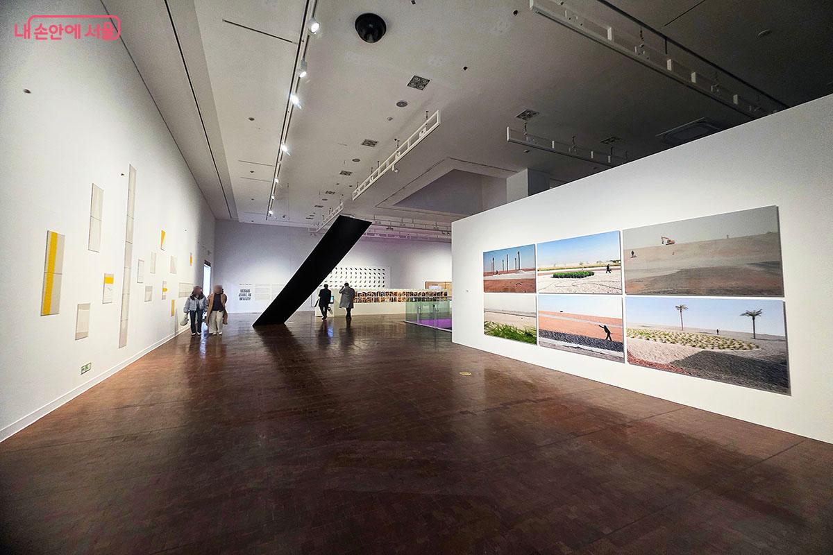 관계와 권력으로 형성되는 공간의 의미를 재조명한 두 번째 섹션 '지형이 아닌, 거리를 기록하기' &copy;이정민