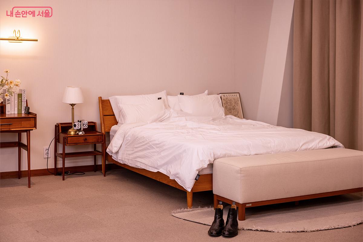 스튜디오 B(호텔 콘셉트)에는 침실 세트 촬영 공간이 마련되어 있다. ©장신자