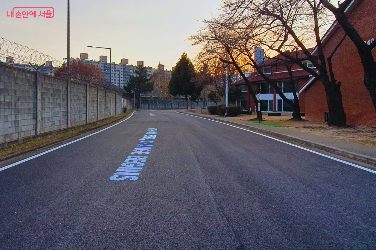  러너들의 열정을 깨우는 트랙 위 영문 슬로건 문구 &copy;양정화