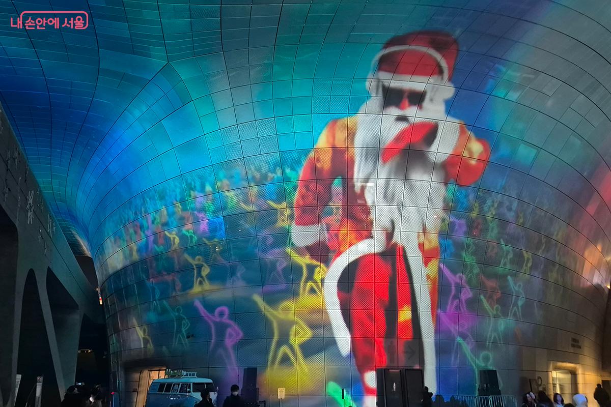 &lsquo;메리 비트 서울(Merry Beat Seoul)&rsquo;에서는 DDP 크리스마스 타운의 마스코트 &lsquo;힙(HIP)산타&rsquo;가 등장해 EDM 리듬과 네온 비주얼 속 역동적인 파티를 연다. &copy;정향선