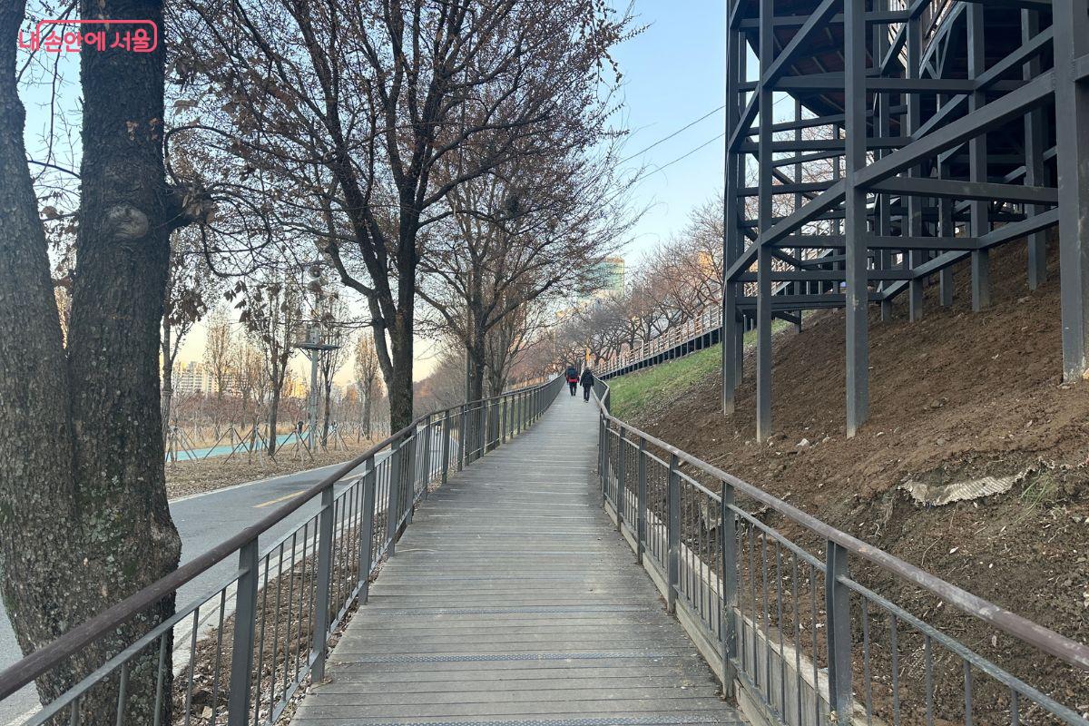 하천을 따라 안정적으로 걷는 환경이 마련됐다.©김재형