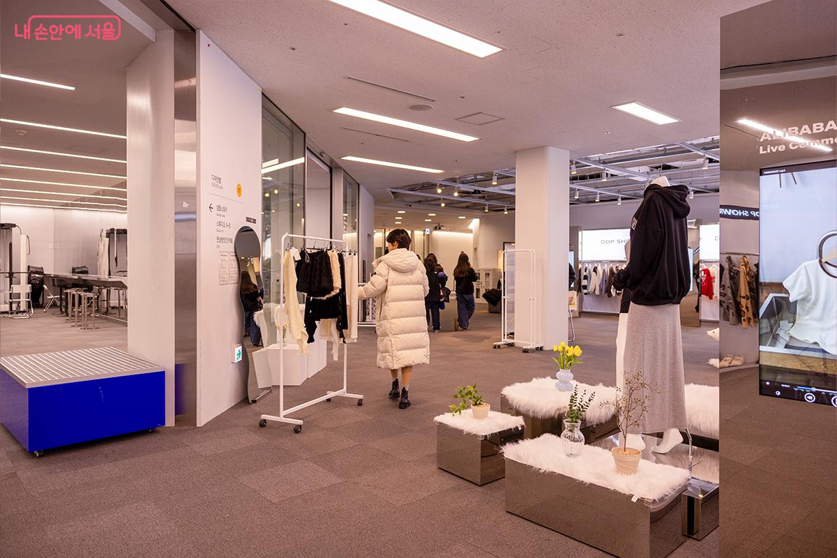 샘플스토어 의류와 소품이 전시된 쇼룸 공간 ©장신자