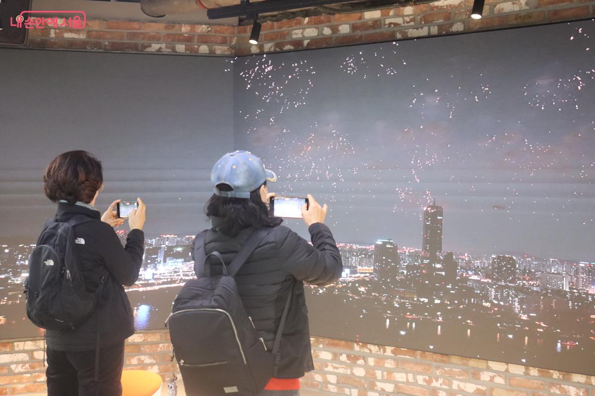 대형 LED 전광판에 담긴 영상을 감상하는 시민들 ©조송연