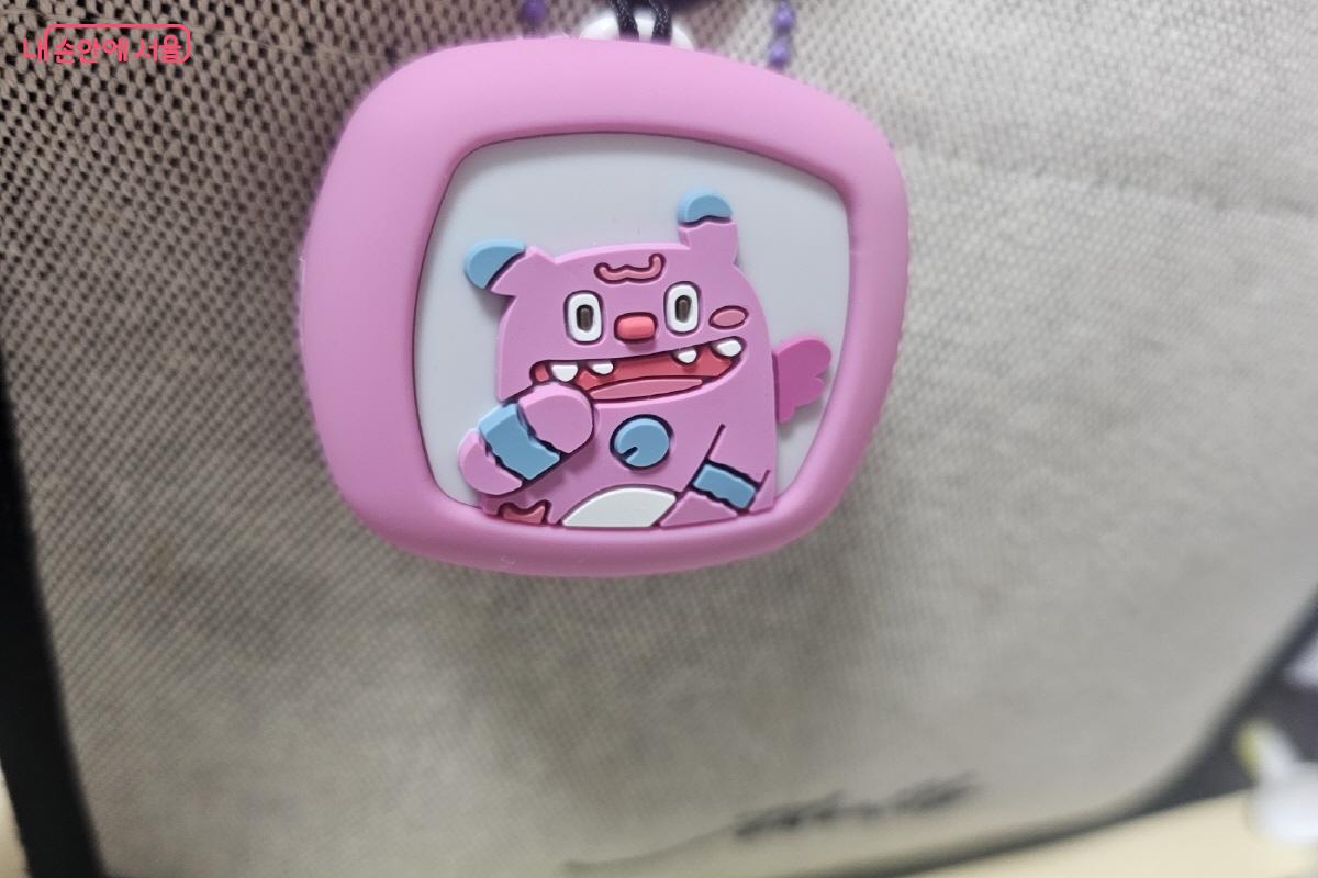 작은 가방에 달아도 전혀 부담이 없는 '안심헬프미'. 일상 속에서 자연스럽게 휴대할 수 있다. ©김도희