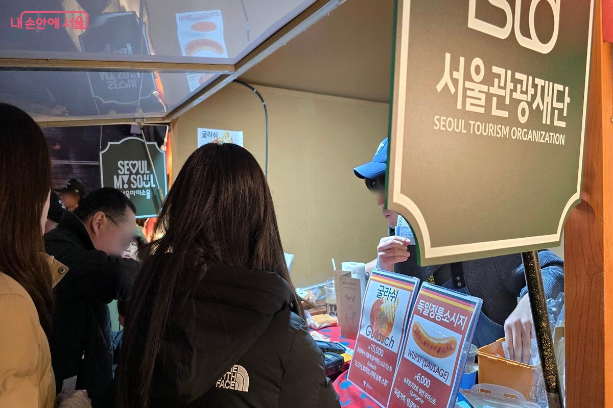 광화문 마켓에서 또 다른 음식을 맛보는 것도 좋겠다. &copy;김윤경