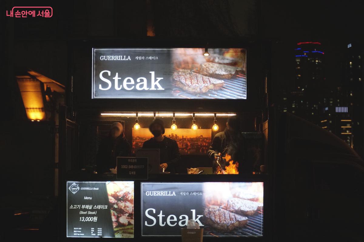 스테이크를 팔고 있는 푸드트럭 &copy;홍혜수 