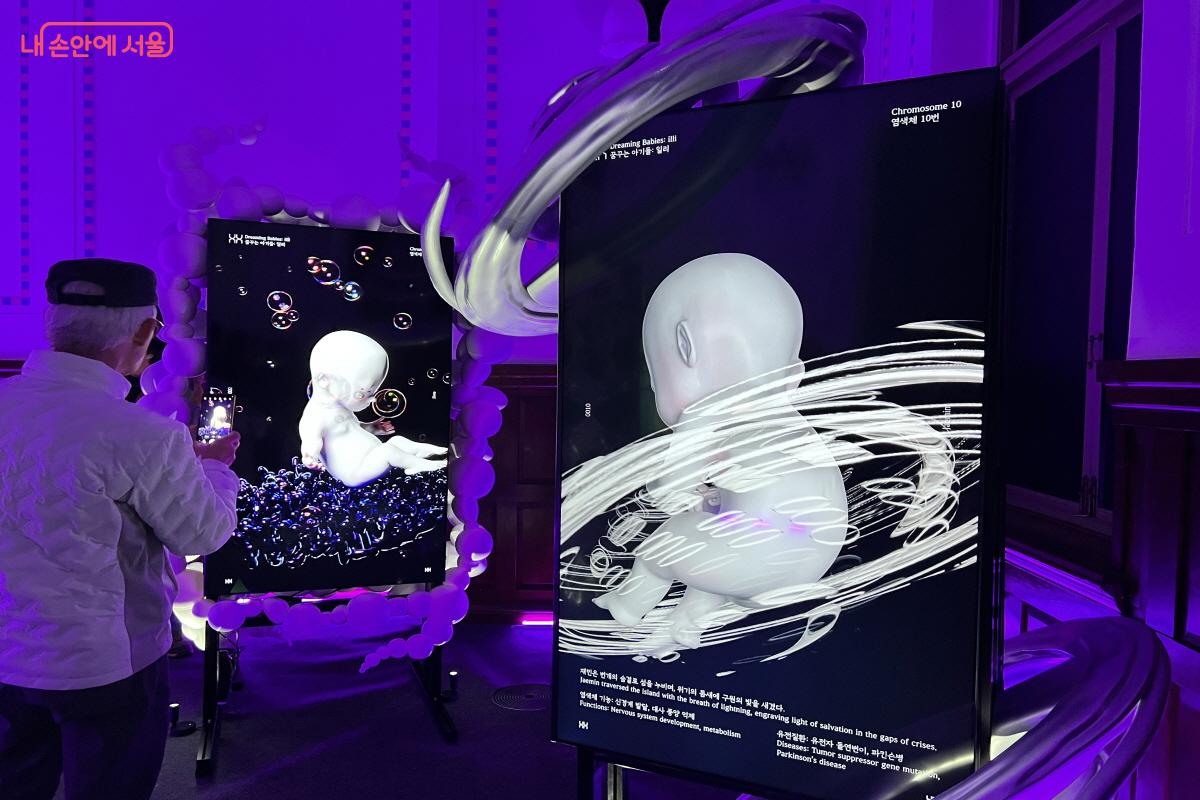 챗GPT로 영상 속 잠자는 아기와 소통하는 한윤정 작가의 &lsquo;꿈꾸는 아기들:일리&rsquo; &copy;박지영