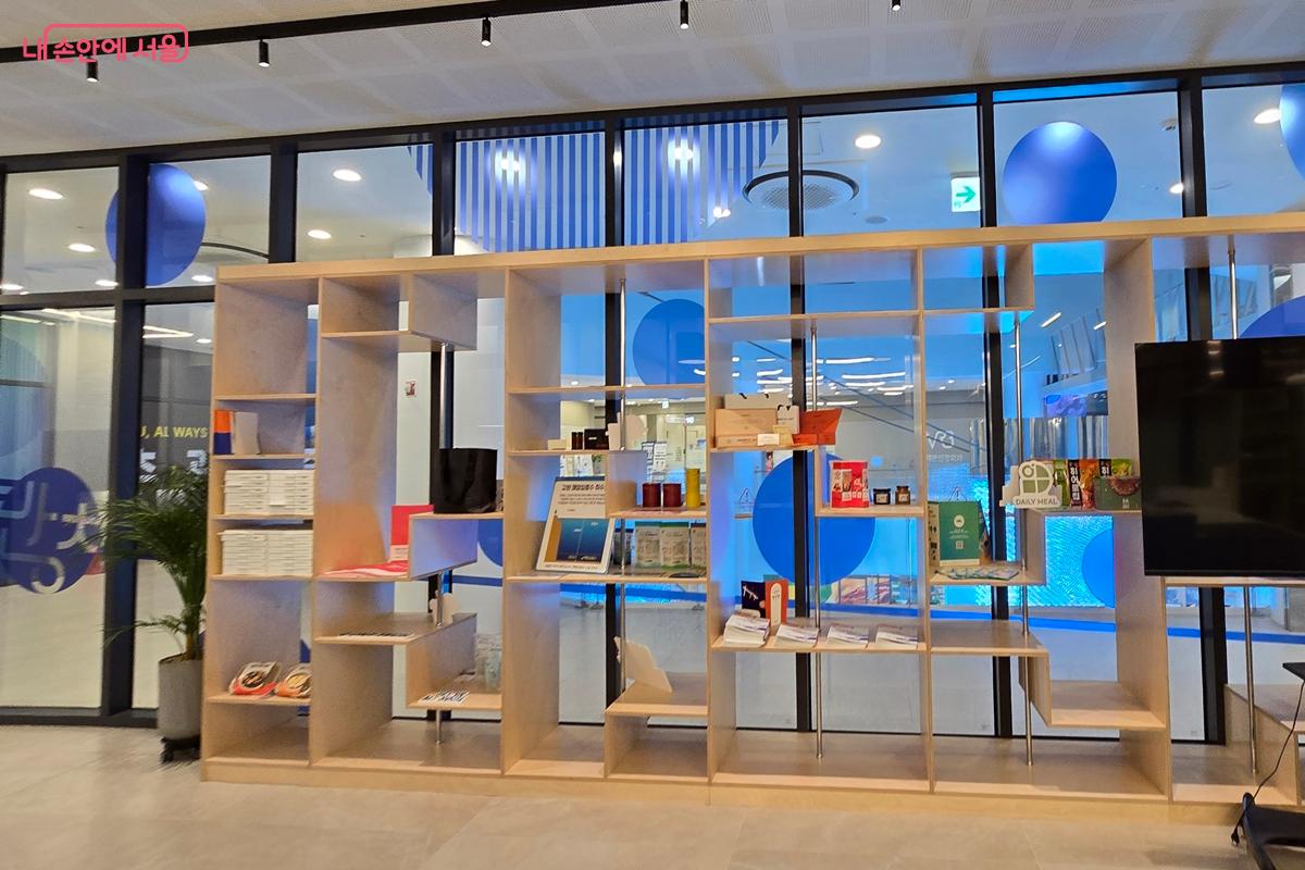 장식장에 입주 기업의 제품들이 놓여 있다. &copy;김윤경