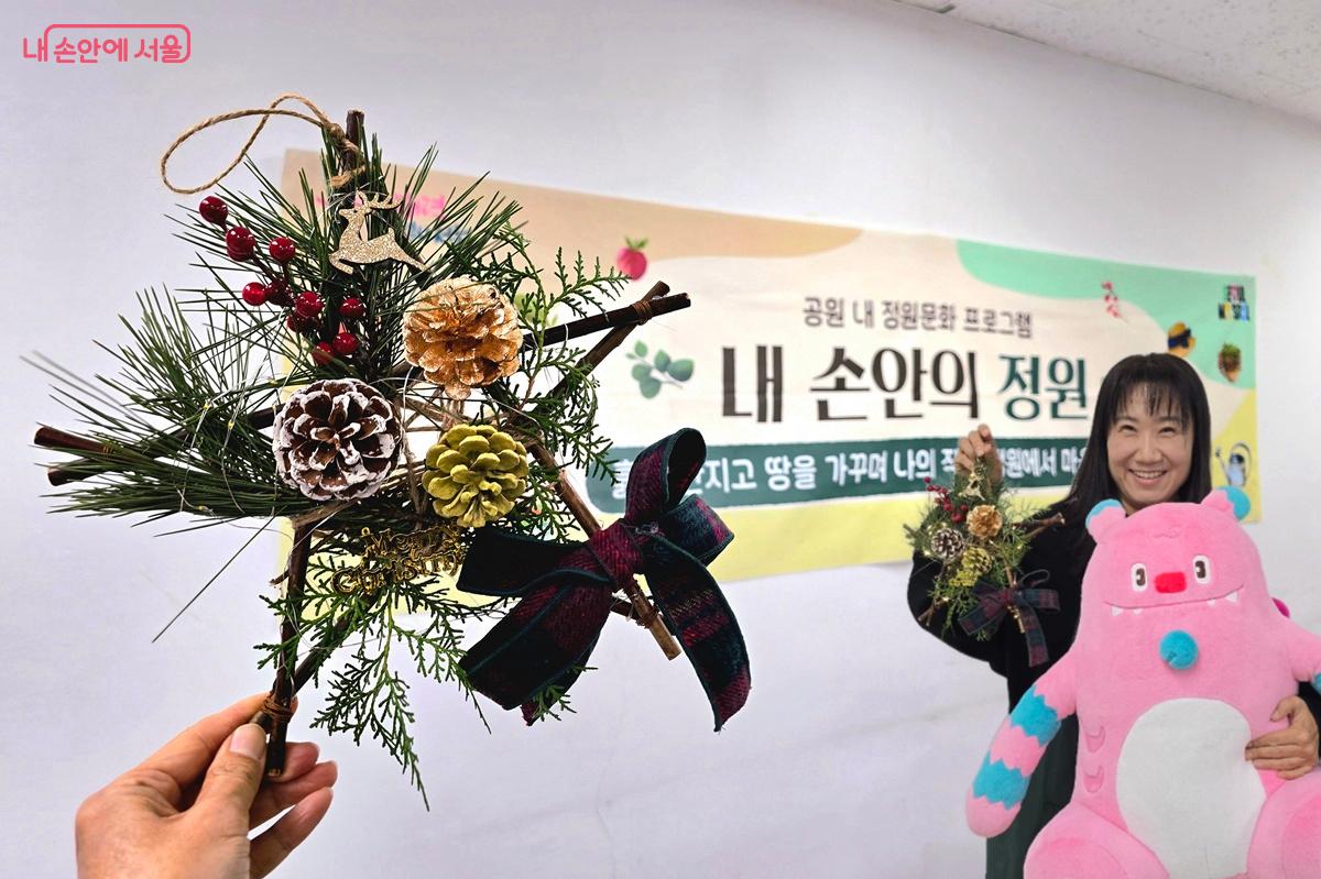 크리스마스 오너먼트 만들기 완성 후 해치와 함께 기념 사진 촬영 ©조성희