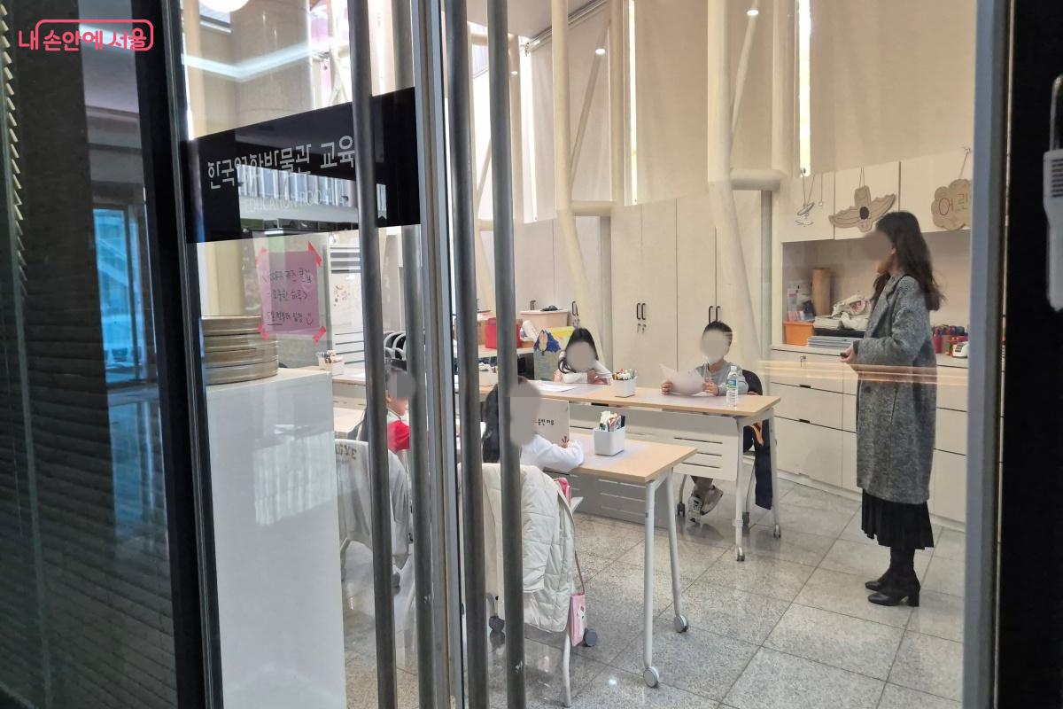 어린이들이 영화와 가까워질 수 있도록 다양한 경험과 풍부한 활동을 제공하고 있다.