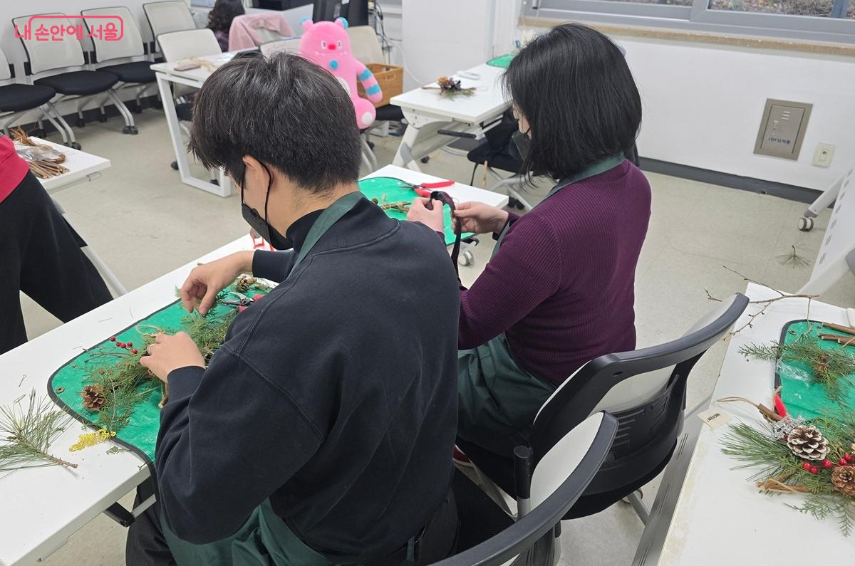 일본인 아내와 한국인 남편 부부가 함께 참여해 크리스마스 오너먼트를 만들었다. ©조성희