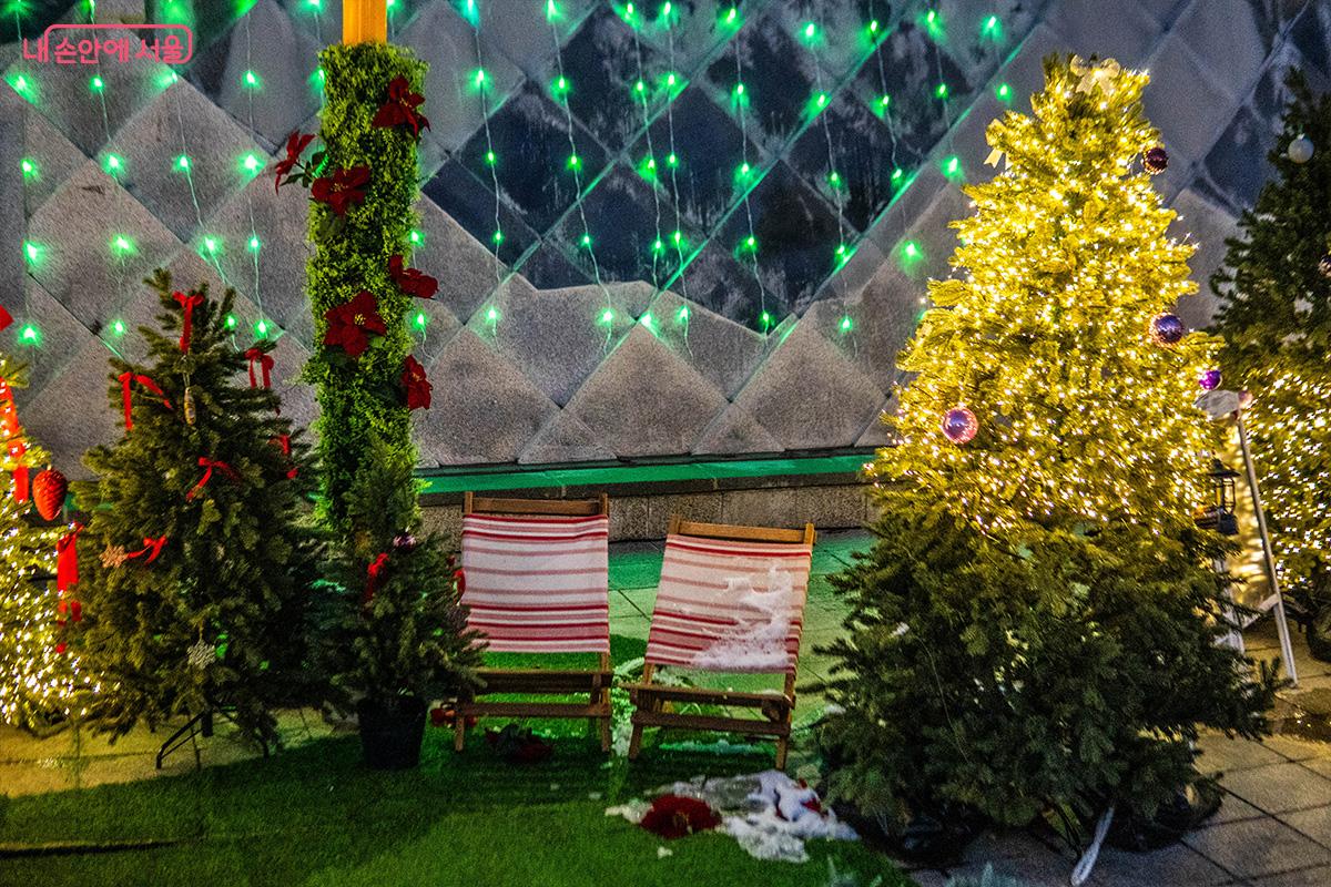 크리스마스 분위기로 꾸며진 전시 공간 내 트리 장식