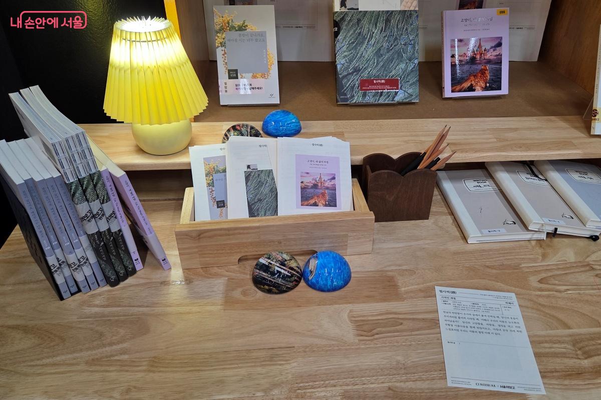 필사를 하며 책을 통해 감성과 취향을 발견한다. &copy;김미선