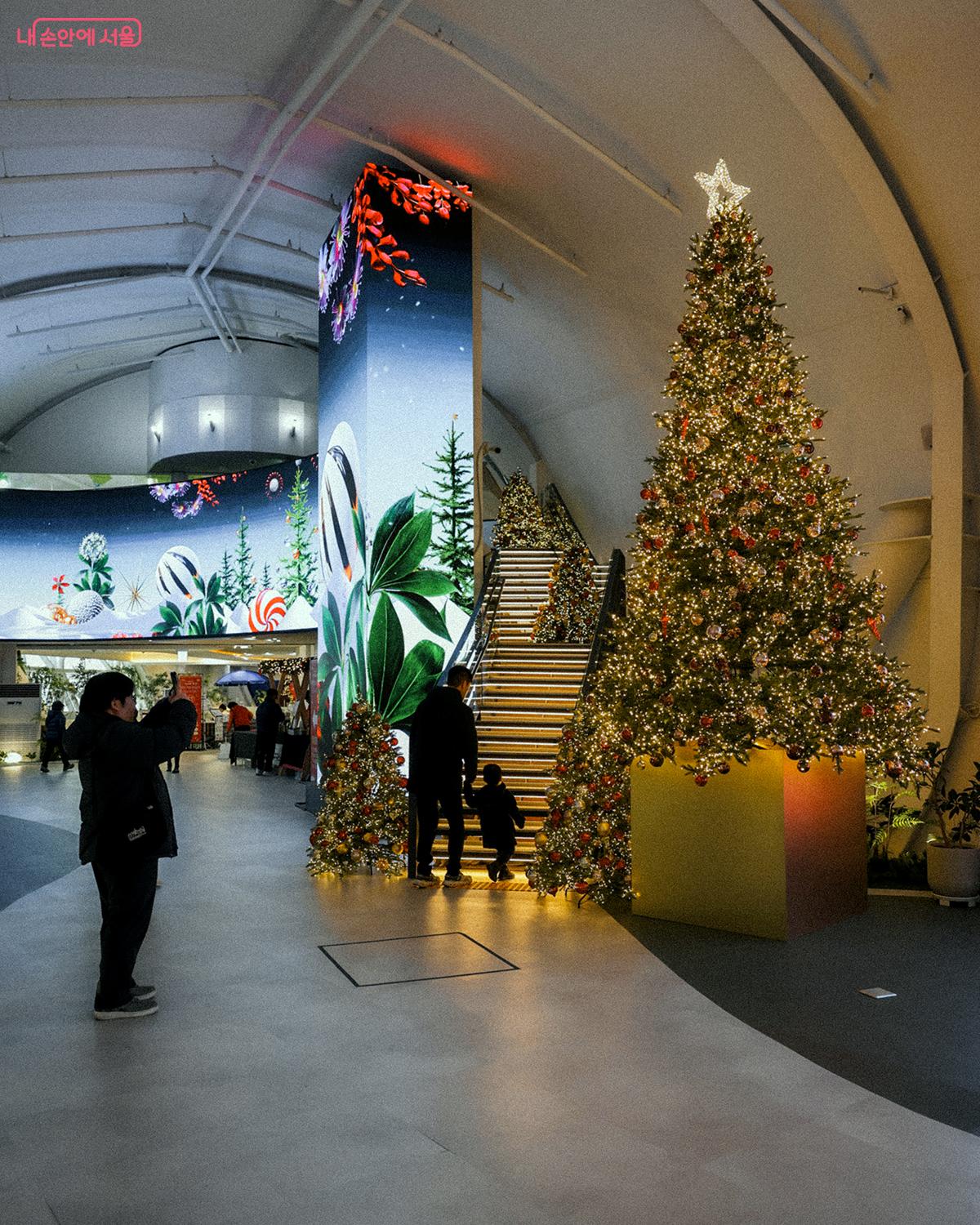 크리스마스 영상과 대형 트리가 어우러진 &lsquo;크리스마스 파노라마&rsquo; 포토존 &copy;김아름