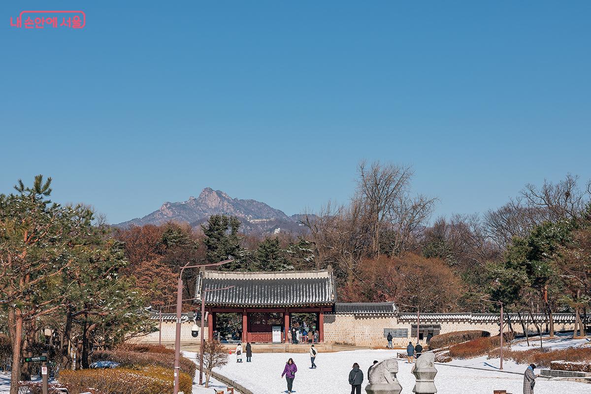 큰 길 위에서 한 번 더 뒤돌아본 순간, 지나온 시간과 앞으로 펼쳐질 길이 고요하게 맞닿다. &copy;문청야