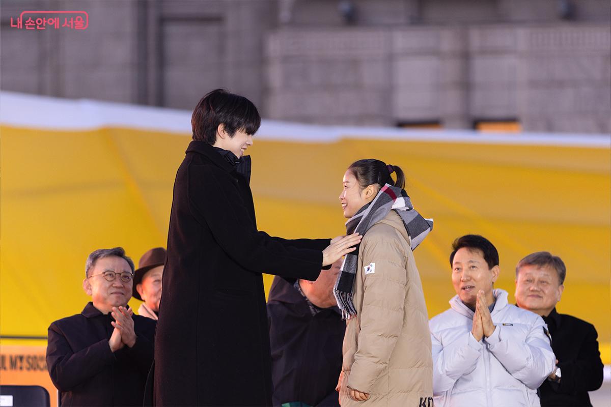 차준환 선수가 빙상 유망주에게 자신의 목도리를 직접 둘러주고 있다. ⓒ장신자