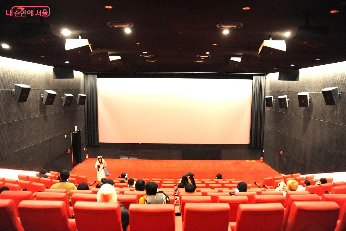 ‘상영관1’에서 영화 상영을 기다리는 관람객들 ©조수봉