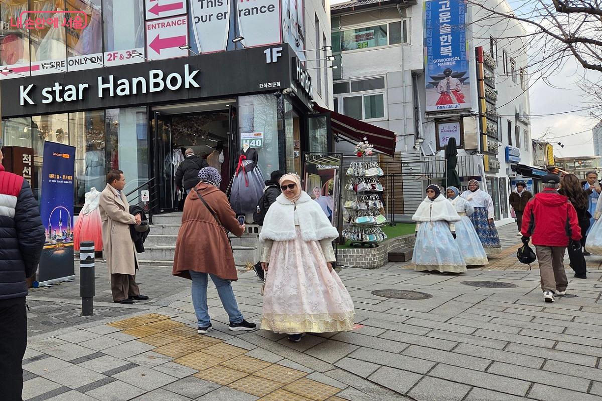 외국인들의 한복 대여로 서촌 입구의 한복 대여점이 붐빈다. &copy;이상돈