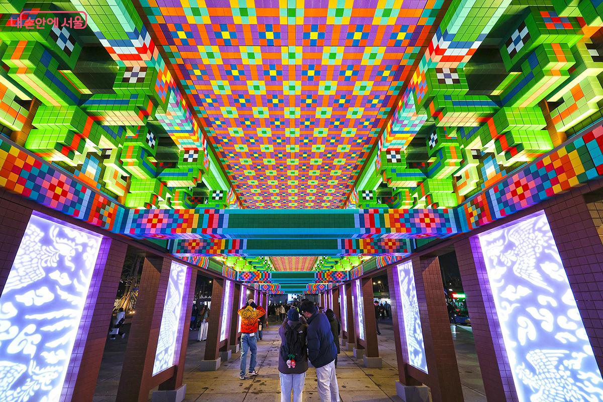 화려한 전통 무늬로 채워진 광화문 광장 '서울의 빛' &copy;김주연