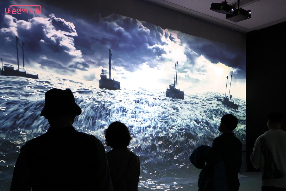 전시장에 들어서자 영상이 펼쳐진다. 전쟁에 임하는 이순신의 결의를 바다의 이미지와 함께 전달한다. &copy;이봉덕